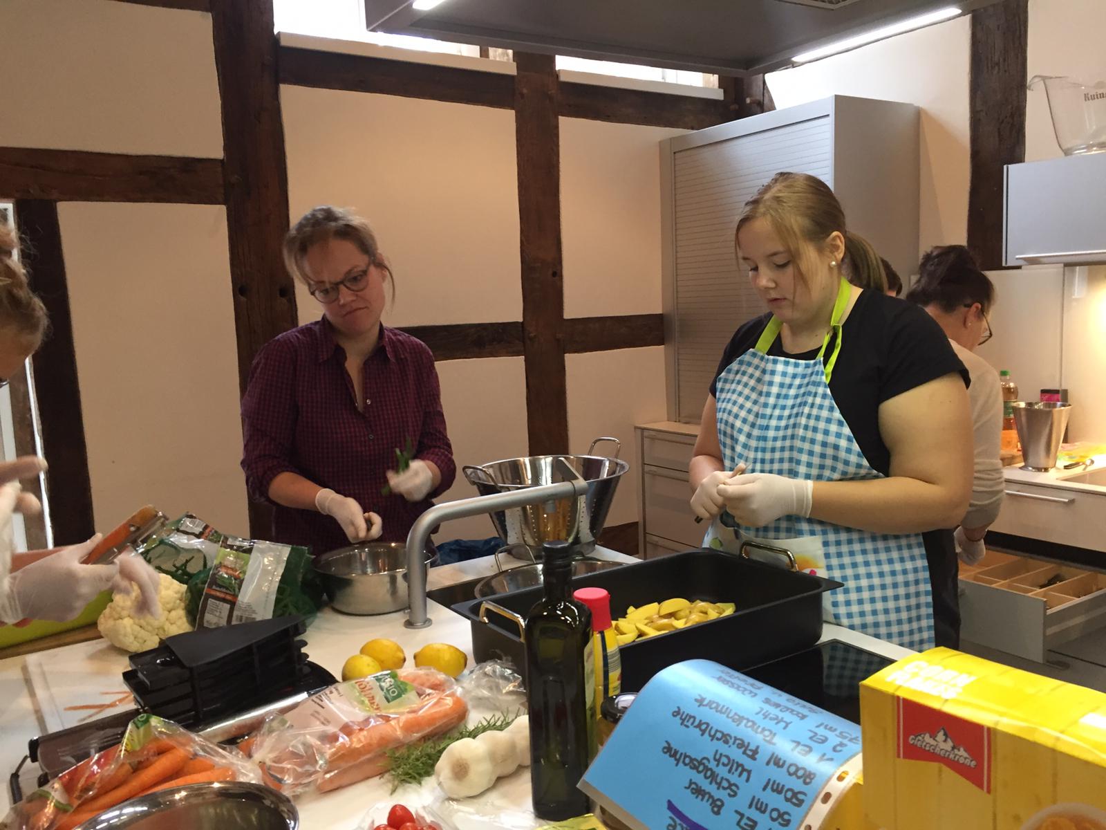 Teenager und ehrenamtliche Coaches kochen und genießen mit allen Sinnen ...